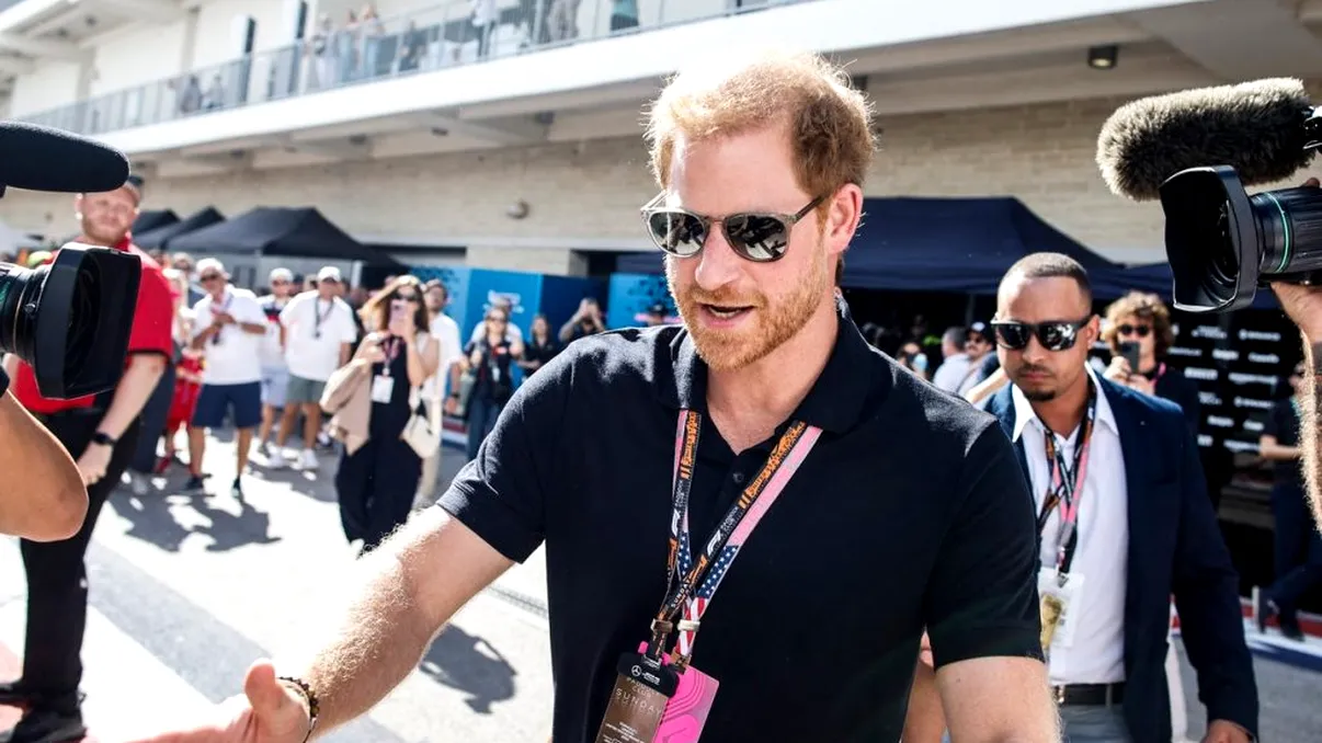 Prinţul Harry, văzut în public fără Meghan Markle. Detaliul care a atras atenţia imediat la fiul Regelui Charles. Foto